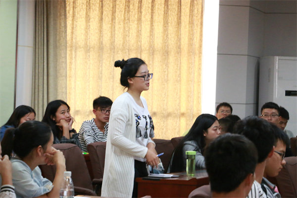 1447212299688508.jpg 图为 同学向王国文博士提问2 摄影 吴建涛_压缩_001.JPG