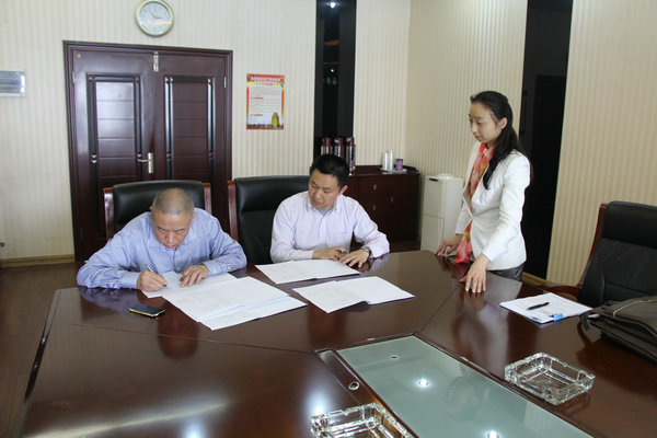 1462853774110367.jpg 图为王勇副院长与汽运副总签署项目协议 摄影:吴鹏飞_副本.JPG