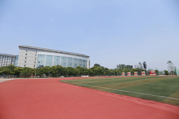 1473152086760758.jpg 崭新的塑胶跑道_副本.jpg