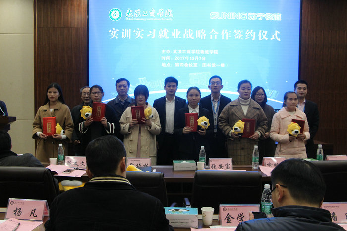 新葡的京集团35222vip和苏宁集团领导为参与企业课程实训优秀学生颁奖 摄影：关翘楚_副本.JPG