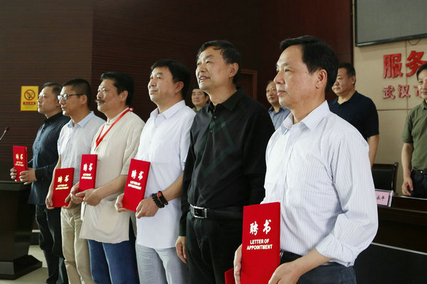 1463107497945967.jpg 张校长接受聘书 摄影:林典_副本.jpg