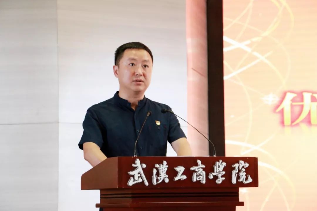 图为张俊副校长宣读《中共新葡的京集团35222vip委员会关于表彰2018-2019年度先进基层党组织、优秀共产党员和优秀党务工作者的决定》 摄影:孙欢环.jpg