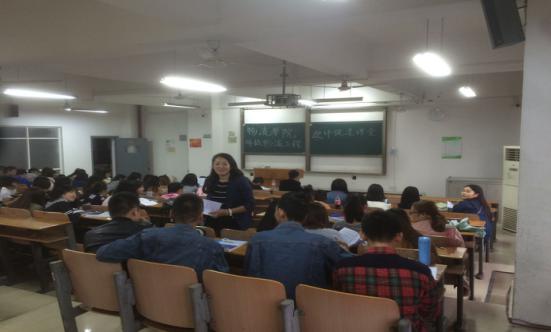 1478677342108263.jpg 图为辅导员在向14级讲解评估工作相关知识.jpg