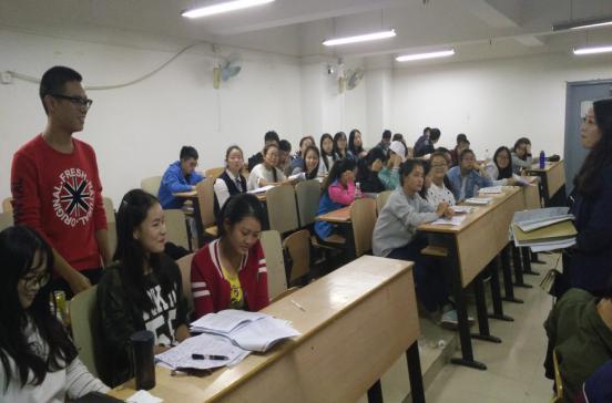 1478677332675082.jpg 图为辅导员冯媛媛在针对同学们的疑惑进行解答.jpg