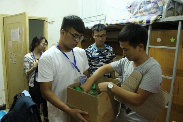 1474188520420506.png 图为分团委副书记和学生会成员代表向新生分发月饼_副本.png