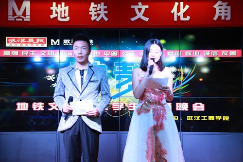 现场主持 王铖焱摄