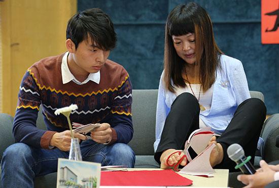 1448527032187059.jpg 夏虹正在教李胜飞剪纸 摄影:林典.jpg