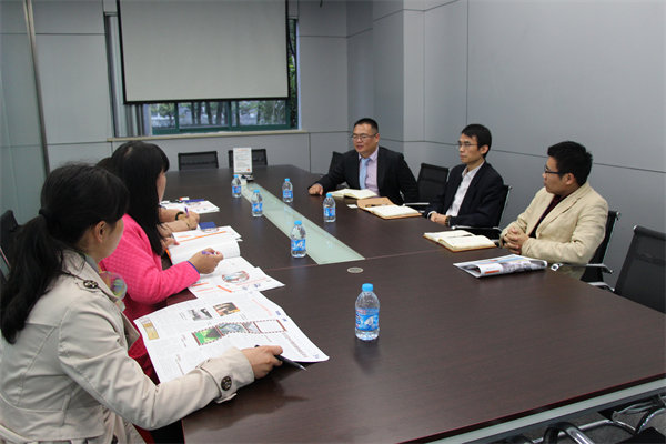 1446778745820616.jpg 图为上海荣庆物流供应链有限公司与物流学院实习工作小组交流实习生情况 摄影:林倩_压缩.jpg