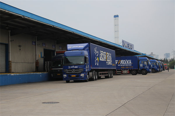 1446780760140361.jpg 图为远成快运华东大区转运中心 摄影:林倩_压缩.jpg