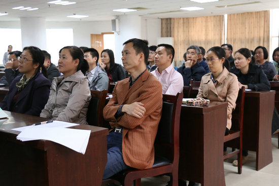 1446549373101180.bmp 老师们在认真观看影片 摄影:林典.bmp