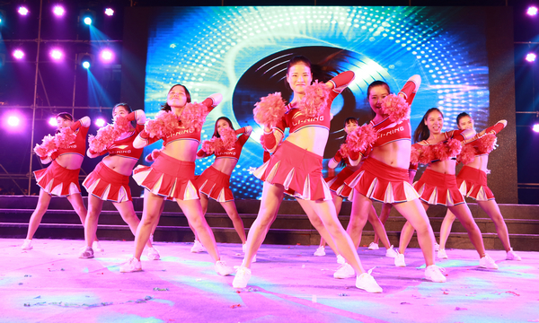 1444697595135967.bmp 图为校拉拉队表演 摄影:王铖焱.bmp