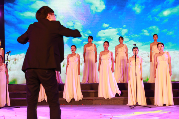 1444696354577271.bmp 图为弘韵合唱团表演 摄影:王铖焱.bmp