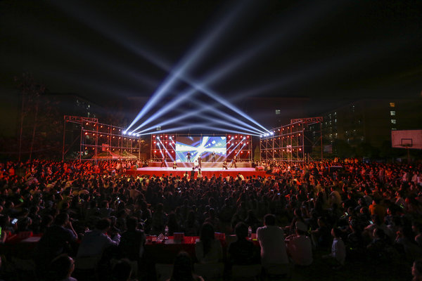 1444696286161154.jpg 图为迎新晚会的现场 摄影:王延飞.jpg