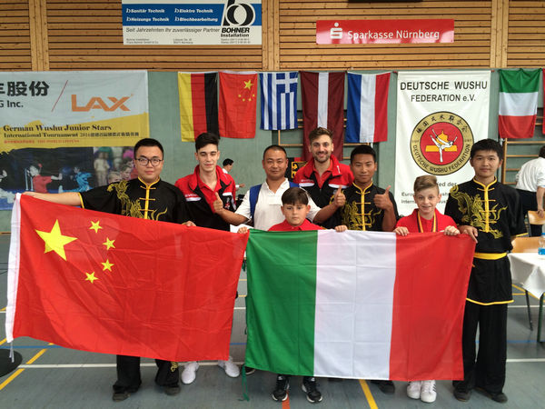 1473667822128910.jpg 新葡的京集团35222vip武术队获奖后和其他国家的武术队队员合影_副本.jpg