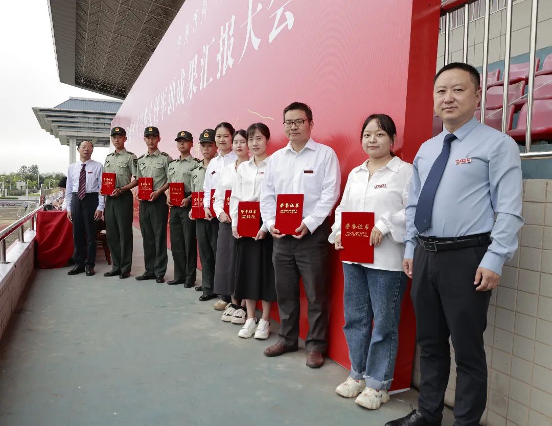 图为李祖超副校长和张俊副校长为获奖方队代表颁奖 摄影:胡毅.JPG 图片