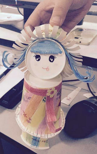 1446787533866057.jpg 学生们用纸杯做的小玩偶 摄影:朱姝帆_jpg.jpg