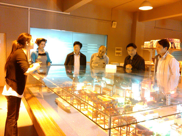 图为胡开国会长一行在张金隆校长陪同下参观实验教学中心(实验中心供图)