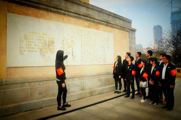 1479094365688766.jpg 图为学生党员陈小慧为支部成员讲“抗洪那些事” 摄影:高瑞雪_副本.jpg