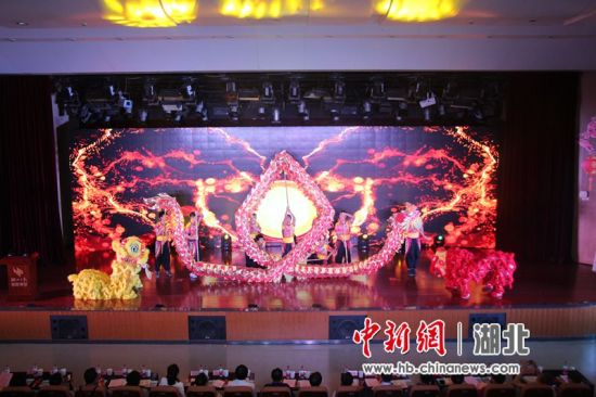 启动仪式现场开场舞《龙腾狮跃》 郭冰雪 摄