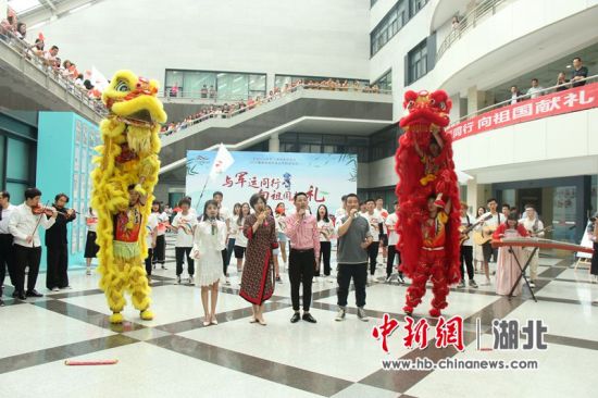 启动仪式现场《与军运同行、向祖国献礼》快闪表演 郭冰雪 摄