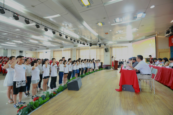 1447049499307031.bmp 图为预备党员在会上宣誓 摄影:刘亚婷.bmp