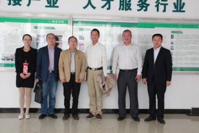 1493188065842002.jpg 图为武汉交通职业学院与物流学院洽谈结束后双方合影.jpg