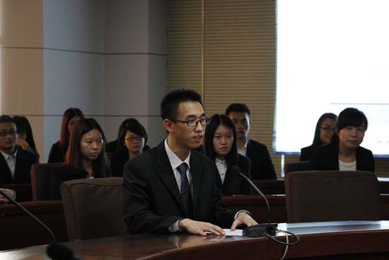 图为学生代表致词